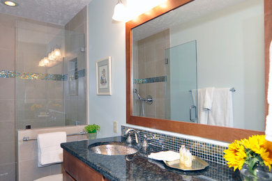 Diseño de cuarto de baño tradicional renovado con lavabo bajoencimera, armarios estilo shaker, puertas de armario de madera oscura, encimera de granito, baldosas y/o azulejos beige y baldosas y/o azulejos de porcelana