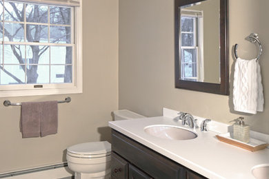 ニューヨークにある中くらいなトランジショナルスタイルのおしゃれな浴室 (アンダーカウンター洗面器、グレーのタイル、グレーの壁) の写真