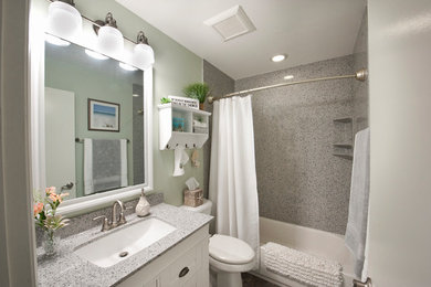 Diseño de cuarto de baño costero pequeño con puertas de armario blancas, baldosas y/o azulejos verdes, suelo de baldosas de cerámica y suelo gris