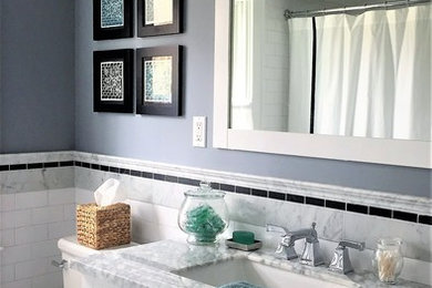 Modelo de cuarto de baño clásico con baldosas y/o azulejos blancas y negros, suelo de mármol, encimera de mármol y baldosas y/o azulejos de cemento