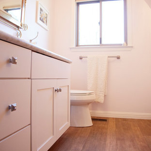 Immagine di una stanza da bagno bohémian di medie dimensioni con ante in stile shaker, ante bianche, vasca da incasso, WC monopezzo, piastrelle beige, piastrelle di vetro, pareti bianche, pavimento con piastrelle in ceramica, lavabo sottopiano e top in marmo