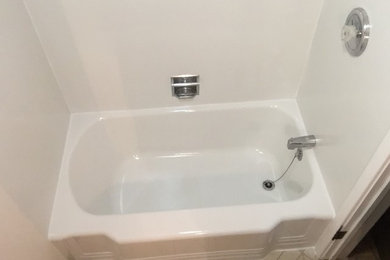 Idéer för att renovera ett litet badrum för barn, med ett badkar i en alkov, en dusch/badkar-kombination, vinylgolv, beiget golv och med dusch som är öppen