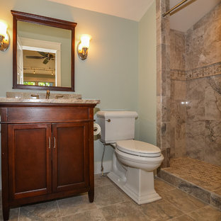 Ispirazione per una stanza da bagno con doccia stile americano con lavabo sottopiano, ante in stile shaker, ante in legno bruno, top in granito, piastrelle grigie, pareti verdi, pavimento in gres porcellanato, WC a due pezzi e doccia alcova