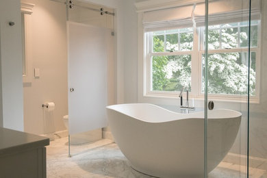他の地域にあるトラディショナルスタイルのおしゃれなマスターバスルーム (置き型浴槽、青い壁、大理石の床、白い床) の写真