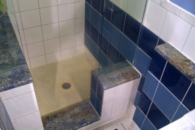Diseño de cuarto de baño costero pequeño con encimera de granito y aseo y ducha