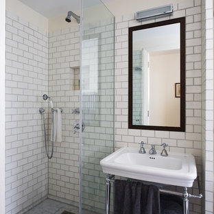 Cette image montre une petit salle de bain principale design avec un placard à porte plane, des portes de placard marrons, une douche ouverte, un WC suspendu, un carrelage blanc, des carreaux de céramique, un mur blanc, un sol en marbre, un lavabo de ferme, un sol gris et aucune cabine.