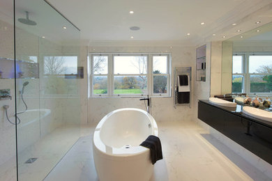 Imagen de cuarto de baño principal actual de tamaño medio con ducha abierta y ducha abierta
