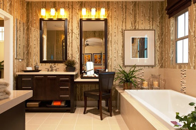 サンディエゴにあるモダンスタイルのおしゃれな浴室 (シェーカースタイル扉のキャビネット、濃色木目調キャビネット、ドロップイン型浴槽、ベージュのタイル、マルチカラーの壁) の写真