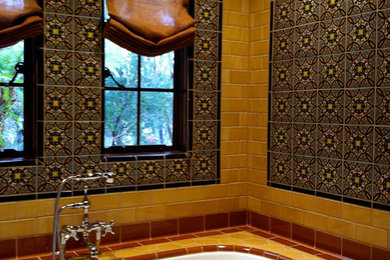 ロサンゼルスにある地中海スタイルのおしゃれな浴室の写真