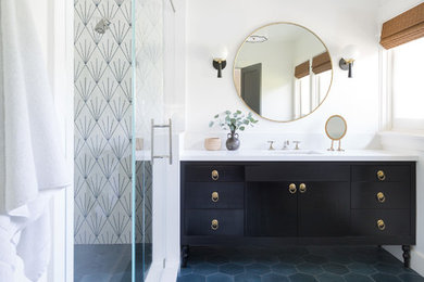 ロサンゼルスにあるトランジショナルスタイルのおしゃれな浴室 (フラットパネル扉のキャビネット、黒いキャビネット、白い壁、アンダーカウンター洗面器、青い床、白い洗面カウンター) の写真