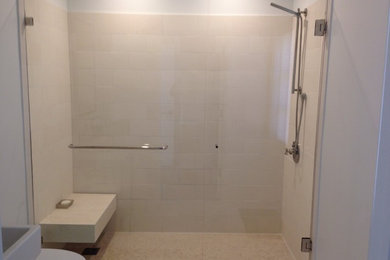 Diseño de cuarto de baño moderno grande con ducha empotrada, sanitario de pared, baldosas y/o azulejos beige, baldosas y/o azulejos de piedra y paredes blancas