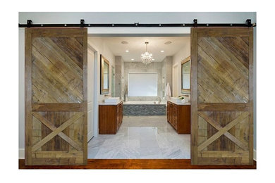 Diseño de cuarto de baño principal campestre grande con paredes blancas y suelo blanco