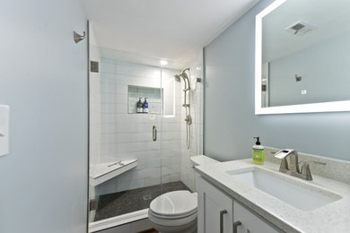 Cette photo montre une petite salle de bain chic avec un placard avec porte à panneau surélevé, des portes de placard blanches, WC à poser, un carrelage blanc, des carreaux de céramique, un mur gris, un lavabo posé, un plan de toilette en granite, une cabine de douche à porte battante et un plan de toilette multicolore.