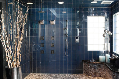 Imagen de cuarto de baño actual con suelo marrón y paredes azules