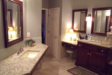 アトランタにあるトランジショナルスタイルのおしゃれな浴室 (アンダーカウンター洗面器、グレーのタイル、磁器タイル、グレーの壁、磁器タイルの床) の写真