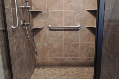 Foto di una grande stanza da bagno padronale minimalista