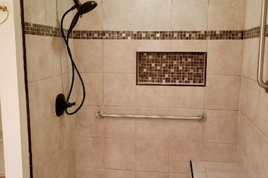 Réalisation d'une salle de bain avec une douche ouverte et des carreaux de béton.