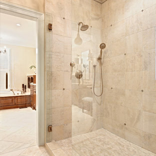 Idéer för mycket stora vintage beige en-suite badrum, med luckor med upphöjd panel, skåp i mellenmörkt trä, ett platsbyggt badkar, en hörndusch, en toalettstol med separat cisternkåpa, beige kakel, beige väggar, klinkergolv i porslin, ett undermonterad handfat, marmorbänkskiva, beiget golv och dusch med gångjärnsdörr