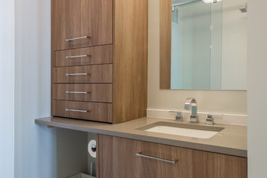 Diseño de cuarto de baño principal contemporáneo pequeño con armarios con paneles lisos, puertas de armario de madera clara, baldosas y/o azulejos blancos, baldosas y/o azulejos de porcelana y encimera de cuarzo compacto