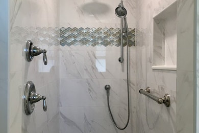 Diseño de cuarto de baño principal clásico renovado de tamaño medio con ducha abierta, baldosas y/o azulejos blancos, baldosas y/o azulejos de porcelana, paredes verdes, encimera de granito y suelo gris