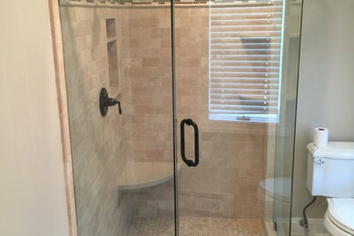 Modernes Duschbad mit Eckdusche, Toilette mit Aufsatzspülkasten, beigen Fliesen, Keramikfliesen und Marmorboden in New York