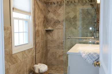 Kleines Klassisches Badezimmer mit weißen Schränken, Duschnische, beigen Fliesen, Keramikfliesen, Keramikboden, beigem Boden und Schiebetür-Duschabtrennung in Bridgeport