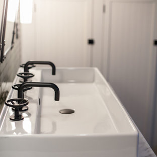 75+ Eklektische Badezimmer mit braunem Holzboden Ideen & Bilder