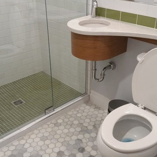Idee per una piccola stanza da bagno con doccia boho chic con lavabo sottopiano, ante in legno scuro, top in superficie solida, doccia alcova, WC a due pezzi, piastrelle verdi, piastrelle diamantate, pareti blu e pavimento in marmo