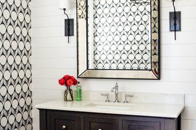 Diseño de cuarto de baño tradicional renovado con lavabo bajoencimera, armarios con paneles lisos, puertas de armario grises, paredes blancas, suelo de madera oscura y aseo y ducha