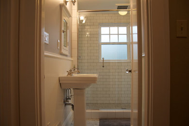 ポートランドにある中くらいなトラディショナルスタイルのおしゃれなバスルーム (浴槽なし) (アルコーブ型シャワー、白いタイル、サブウェイタイル、白い壁、モザイクタイル、ペデスタルシンク、グレーの床、開き戸のシャワー) の写真