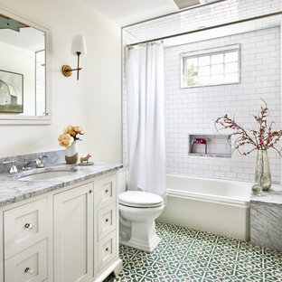 Kleines Klassisches Badezimmer mit Schrankfronten im Shaker-Stil, weißen Schränken, Badewanne in Nische, Duschbadewanne, Wandtoilette mit Spülkasten, weißen Fliesen, Metrofliesen, weißer Wandfarbe, Keramikboden, Unterbauwaschbecken, Marmor-Waschbecken/Waschtisch, grünem Boden, Duschvorhang-Duschabtrennung und grauer Waschtischplatte in Los Angeles