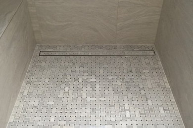 Modelo de cuarto de baño principal actual de tamaño medio con baldosas y/o azulejos grises