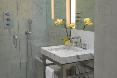 サンフランシスコにある高級な小さなコンテンポラリースタイルのおしゃれなバスルーム (浴槽なし) (ベッセル式洗面器、大理石の洗面台、ダブルシャワー、一体型トイレ	、白いタイル、ガラスタイル、白い壁、大理石の床、オープンシェルフ) の写真