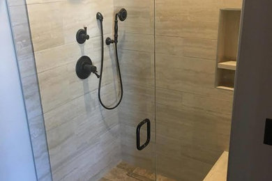 ミネアポリスにあるトランジショナルスタイルのおしゃれな浴室 (アルコーブ型シャワー、開き戸のシャワー、白い壁、セラミックタイルの床、茶色い床) の写真