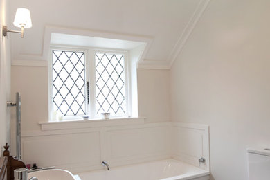 Стильный дизайн: ванная комната в стиле кантри с унитазом-моноблоком, полом из керамической плитки и столешницей из гранита - последний тренд