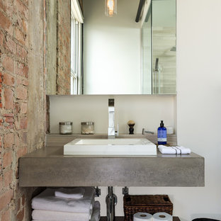 Foto de cuarto de baño urbano con encimera de cemento y paredes blancas