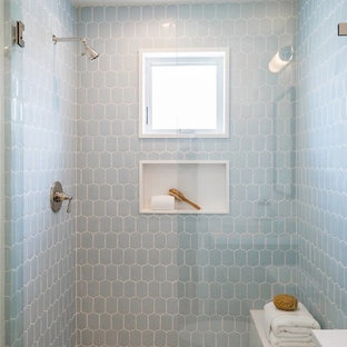 Ispirazione per una piccola stanza da bagno per bambini stile marino con ante in stile shaker, ante grigie, piastrelle bianche, pareti bianche, parquet chiaro, lavabo sottopiano, top in quarzo composito, pavimento beige e top bianco