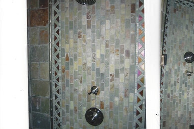 Ejemplo de cuarto de baño mediterráneo con lavabo encastrado, ducha esquinera y suelo de baldosas de terracota