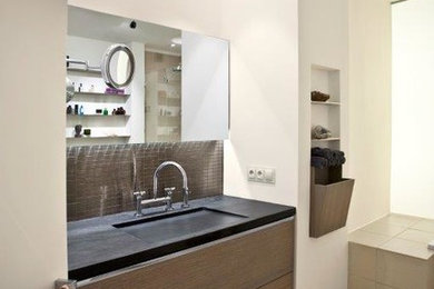 Mittelgroßes Modernes Badezimmer En Suite mit flächenbündigen Schrankfronten, dunklen Holzschränken, grauen Fliesen, weißer Wandfarbe und Unterbauwaschbecken in Hamburg