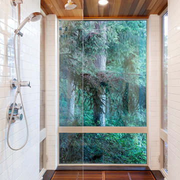 Herron Island Cabin Shower / Tub