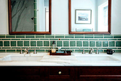 デトロイトにあるトラディショナルスタイルのおしゃれなバスルーム (浴槽なし) (濃色木目調キャビネット、コーナー設置型シャワー、緑のタイル、セラミックタイル、白い壁、セラミックタイルの床、オーバーカウンターシンク、御影石の洗面台) の写真