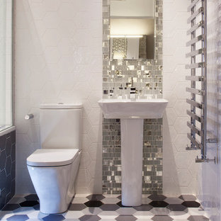 Modernes Badezimmer En Suite mit schwarzen Fliesen, grauen Fliesen, weißen Fliesen und Spiegelfliesen in Dublin