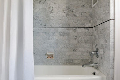 ポートランドにあるミッドセンチュリースタイルのおしゃれな浴室の写真