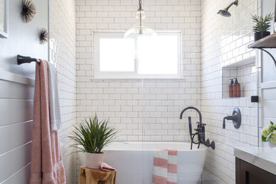 Пример оригинального дизайна: ванная комната среднего размера в стиле кантри с фасадами в стиле шейкер, коричневыми фасадами, отдельно стоящей ванной, душем без бортиков, раздельным унитазом, белой плиткой, плиткой кабанчик, серыми стенами, полом из цементной плитки, душевой кабиной, врезной раковиной, мраморной столешницей, черным полом и открытым душем