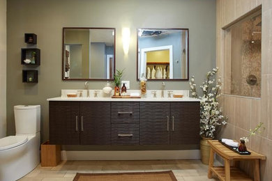 Ejemplo de cuarto de baño principal moderno con armarios con paneles lisos, puertas de armario de madera en tonos medios, baldosas y/o azulejos beige, paredes azules y suelo de baldosas de porcelana