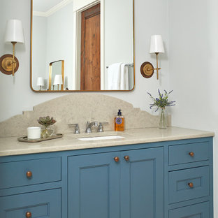 Idéer för att renovera ett litet maritimt beige beige en-suite badrum, med luckor med infälld panel, blå skåp, grå väggar, klinkergolv i keramik, ett undermonterad handfat, bänkskiva i kalksten och beiget golv