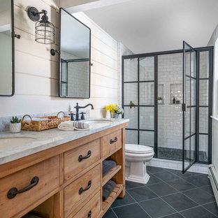Esempio di una stanza da bagno padronale tradizionale di medie dimensioni con ante in legno scuro, piastrelle bianche, piastrelle diamantate, pareti bianche, pavimento in ardesia, lavabo sottopiano, top in marmo, pavimento grigio, porta doccia a battente, top bianco, due lavabi, mobile bagno incassato, pareti in perlinato e nicchia