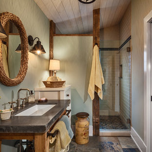 Idee per una stanza da bagno padronale country di medie dimensioni con doccia alcova, pareti verdi, pavimento in ardesia, top in cemento, nessun'anta, ante in legno bruno, WC a due pezzi, piastrelle beige, piastrelle in gres porcellanato, lavabo sottopiano, pavimento multicolore e porta doccia a battente