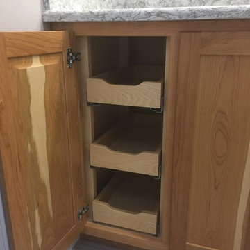 Hidden pullout drawers for easy storage !