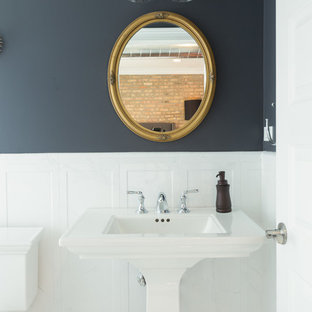 Mittelgroßes Industrial Duschbad mit Eckbadewanne, Duschbadewanne, Wandtoilette mit Spülkasten, weißen Fliesen, Marmorfliesen, bunten Wänden, Mosaik-Bodenfliesen, Unterbauwaschbecken, weißem Boden und Duschvorhang-Duschabtrennung in Chicago